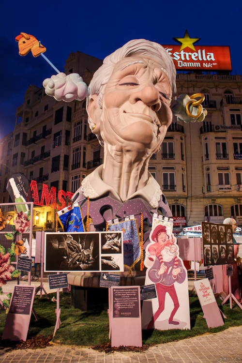 falla de una mujer mayor que personifica el alzheimer